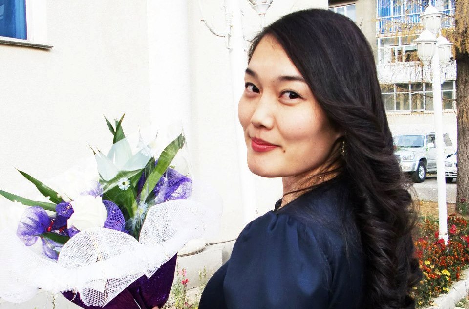 Айлын эрх охинд молиго үмхүүлэн суугаа …